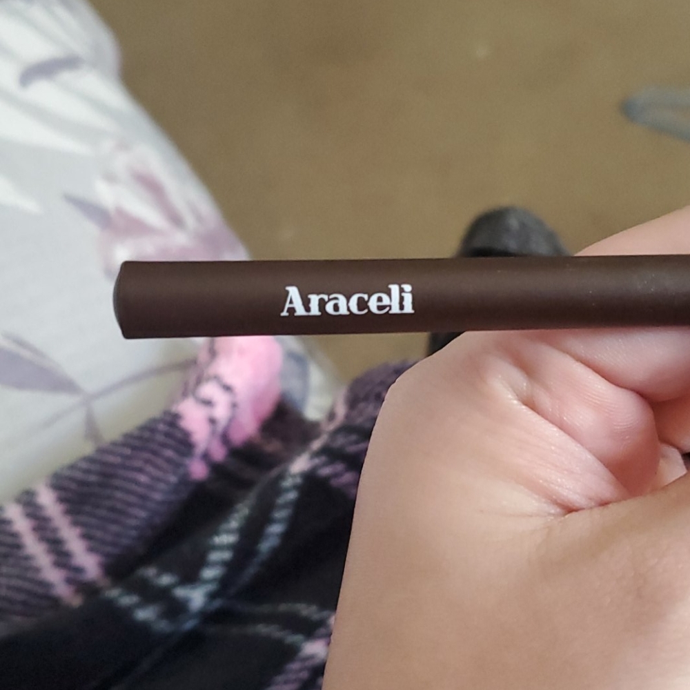 Araceli liquid liner